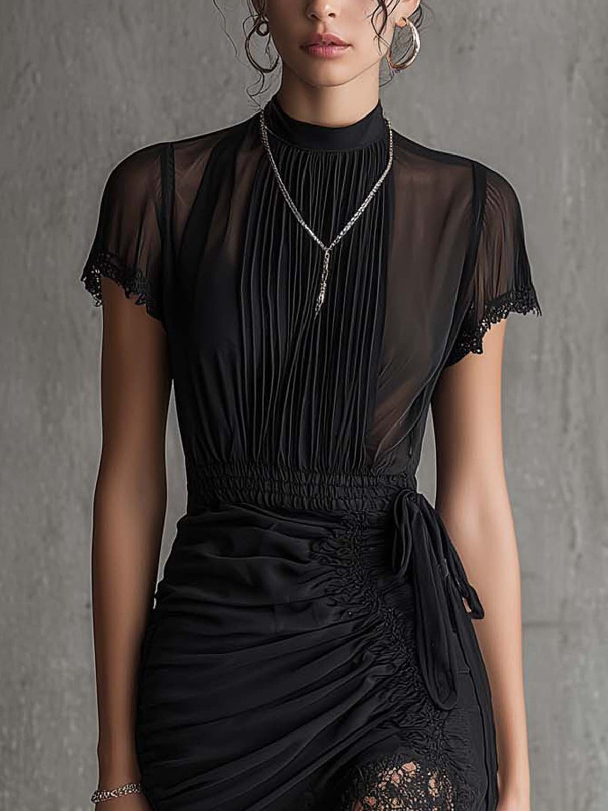 Vestido Mini de Gasa Negra con Cintura Plisada