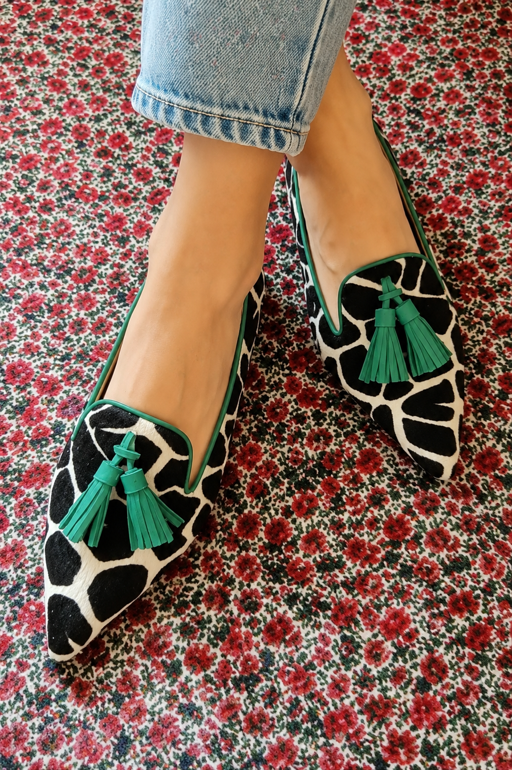 natalia-mocasines-de-jirafa-con-borlas-verdes
