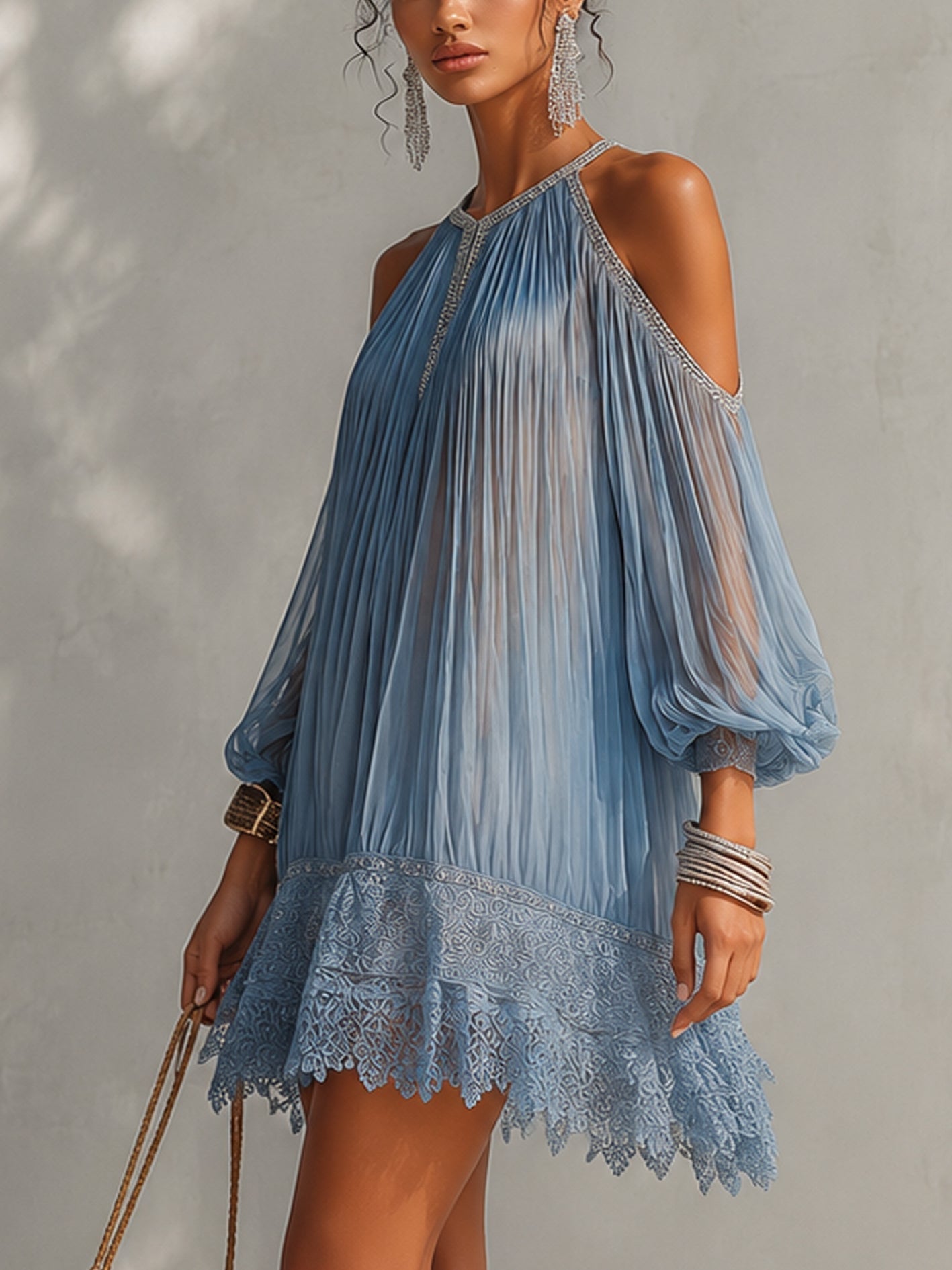 Celeste | Minivestido azul con hombros descubiertos, fruncido y bajo de encaje