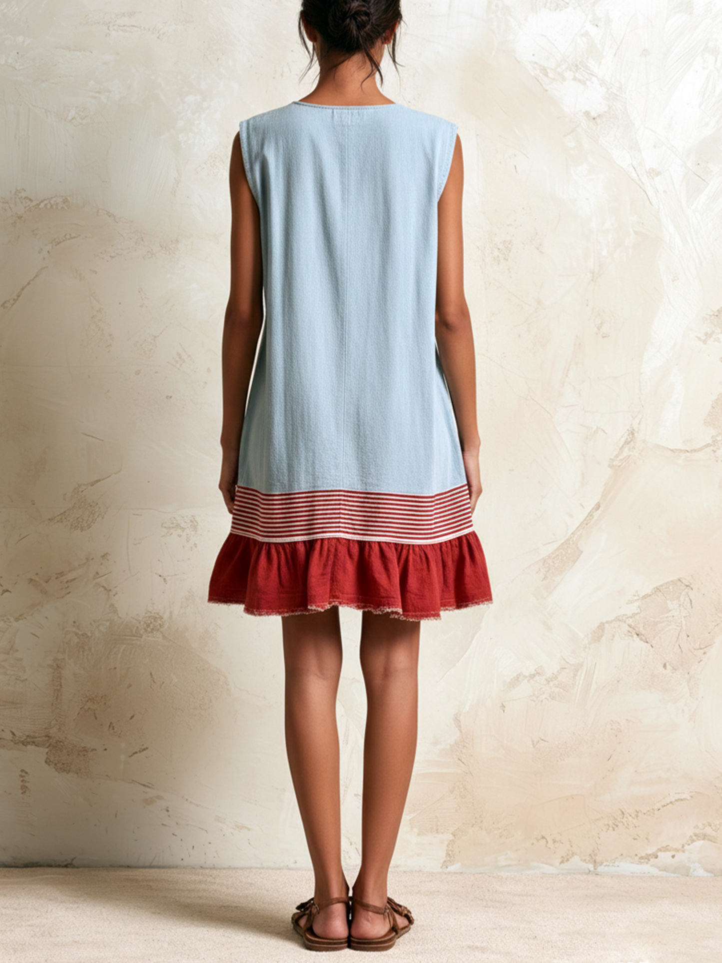 Katia | Vestido túnica azul claro sin mangas con franja roja y bajo fruncido