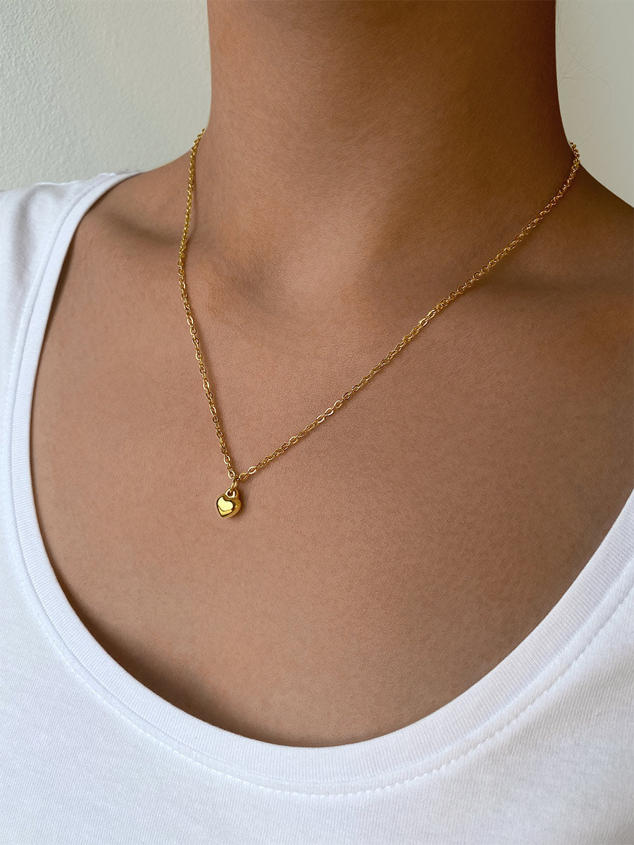 Collar con colgante de corazón de alivio