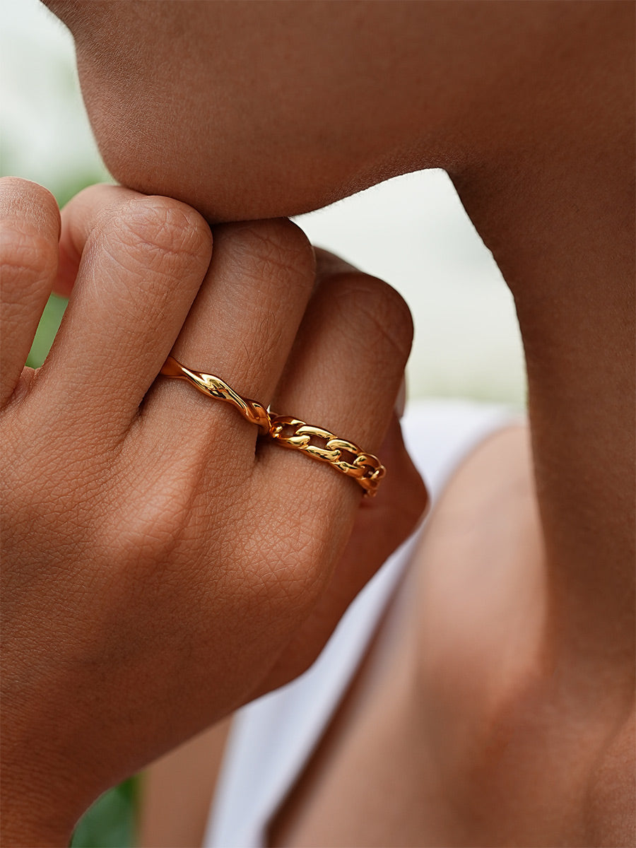 Anillo de Diseño Curvo Moderno