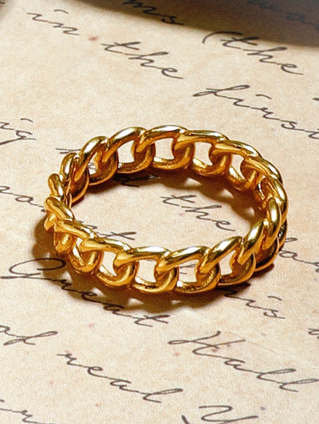 Anillo entrelazado elegante