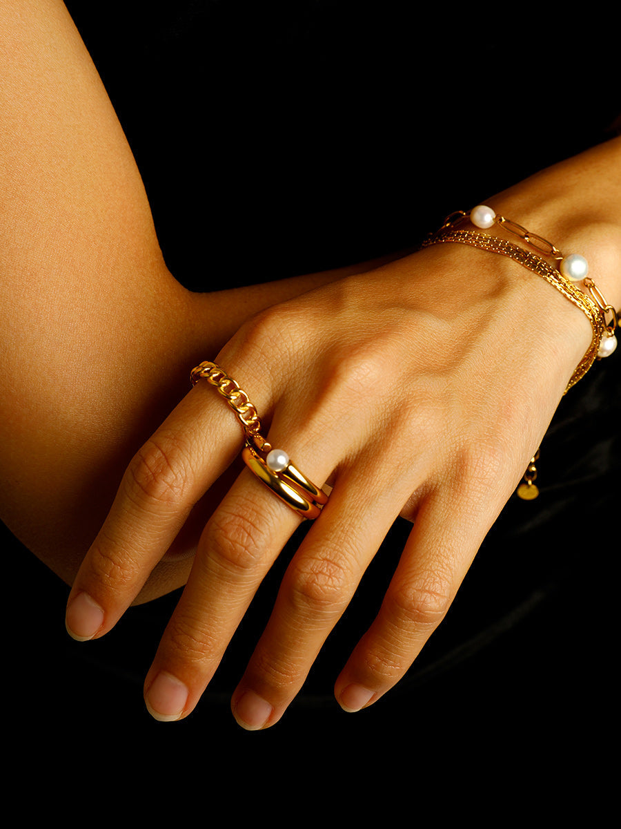 Anillo entrelazado elegante