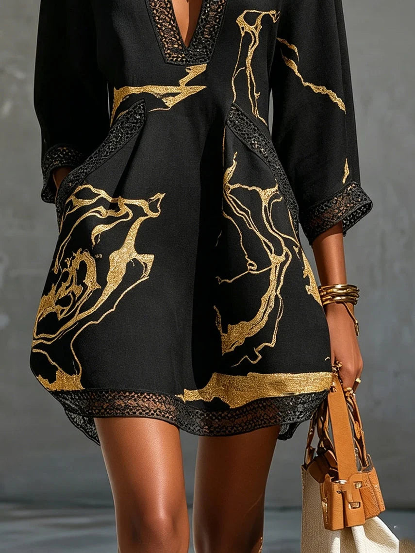 DANIELA | Vestido mini negro con estampado de mármol dorado y encaje de ganchillo