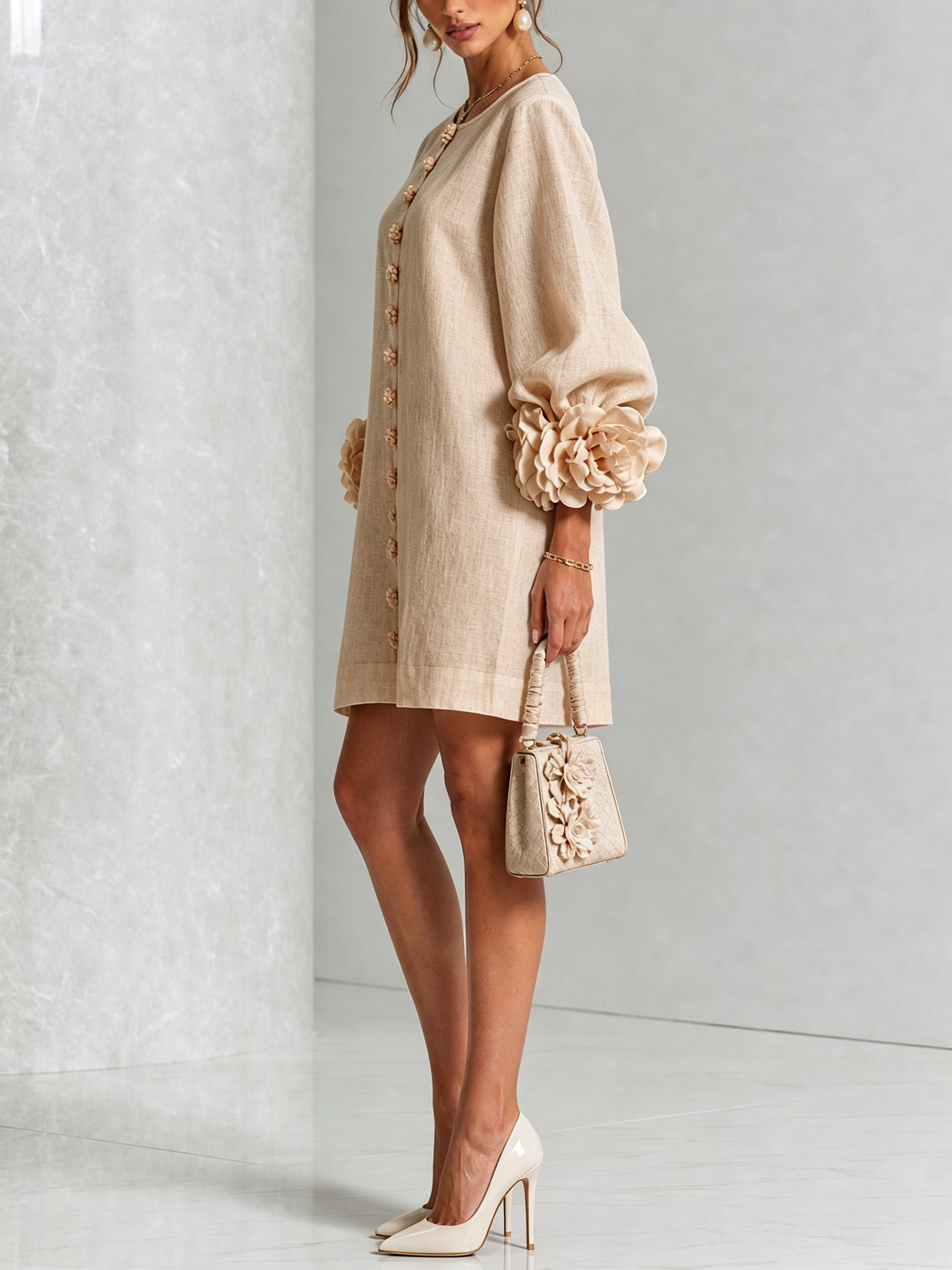 Vestido Mini Blanco con Botones de Flores y Mangas de Flores Extravagantes