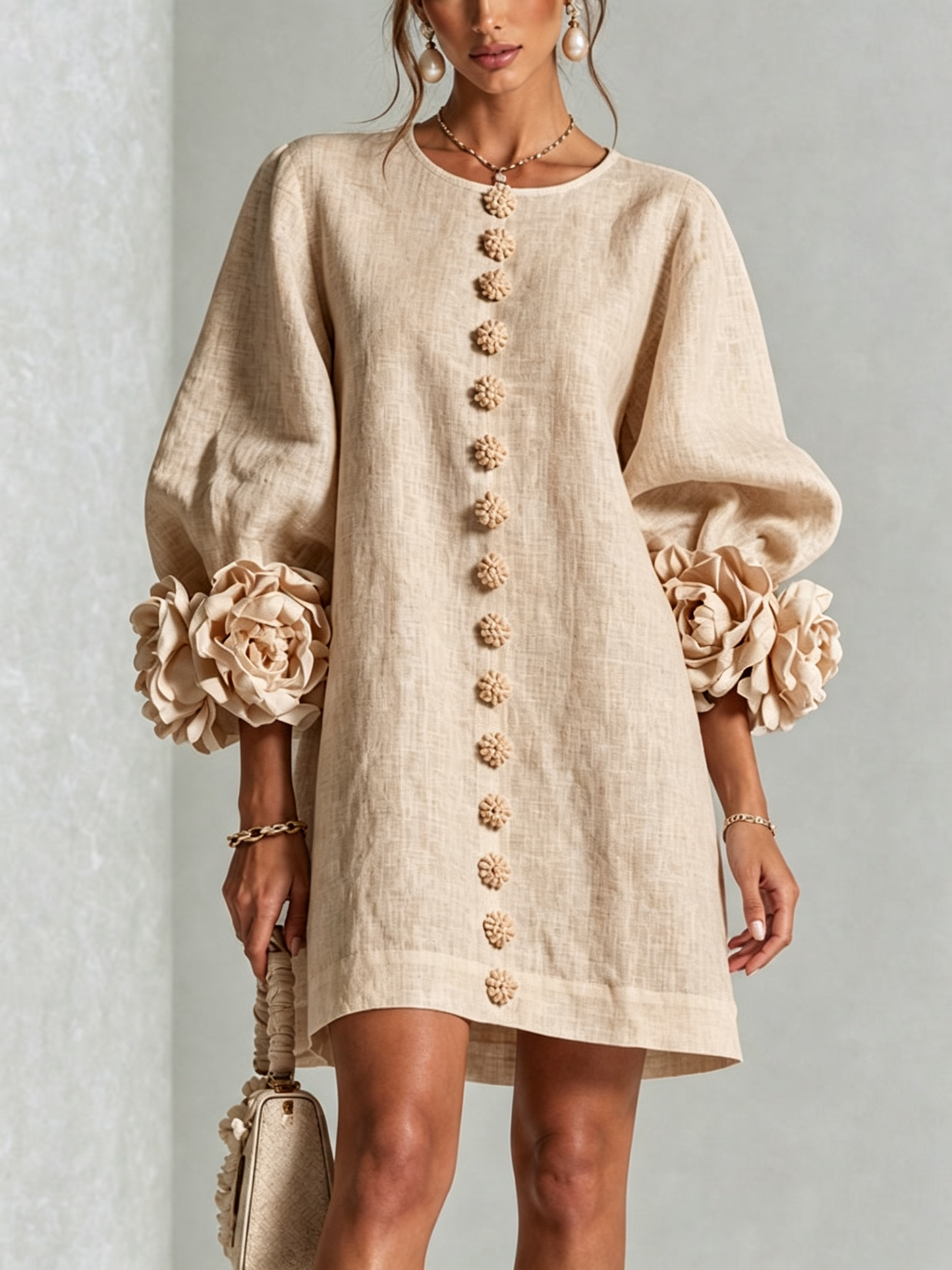 Vestido Mini Blanco con Botones de Flores y Mangas de Flores Extravagantes