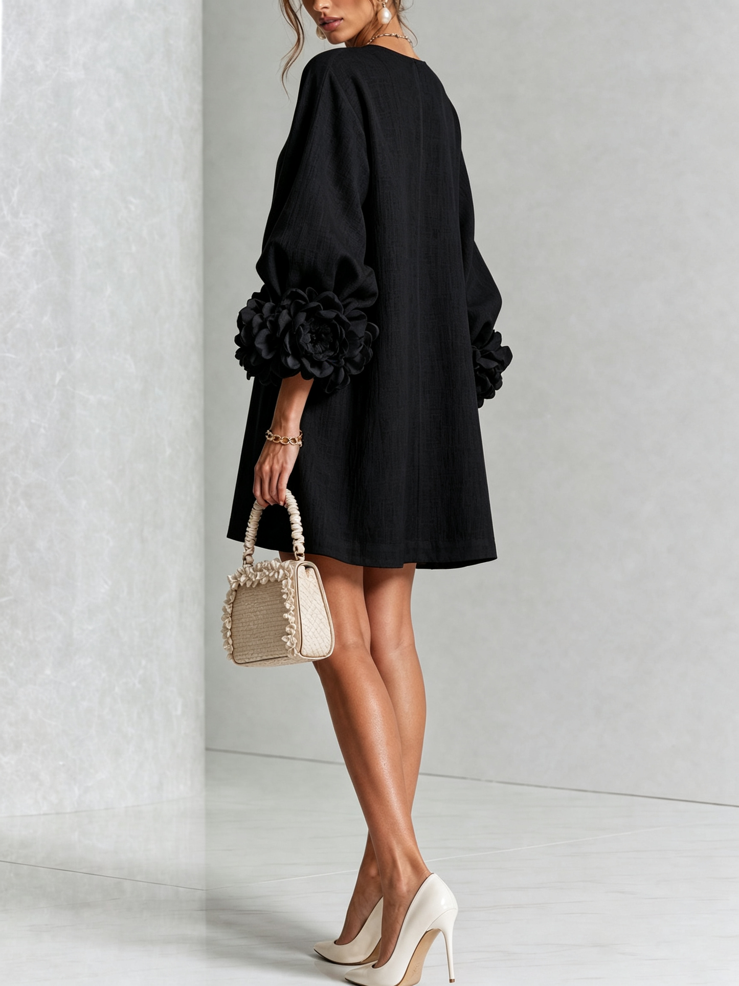 Vestido Mini Blanco con Botones de Flores y Mangas de Flores Extravagantes