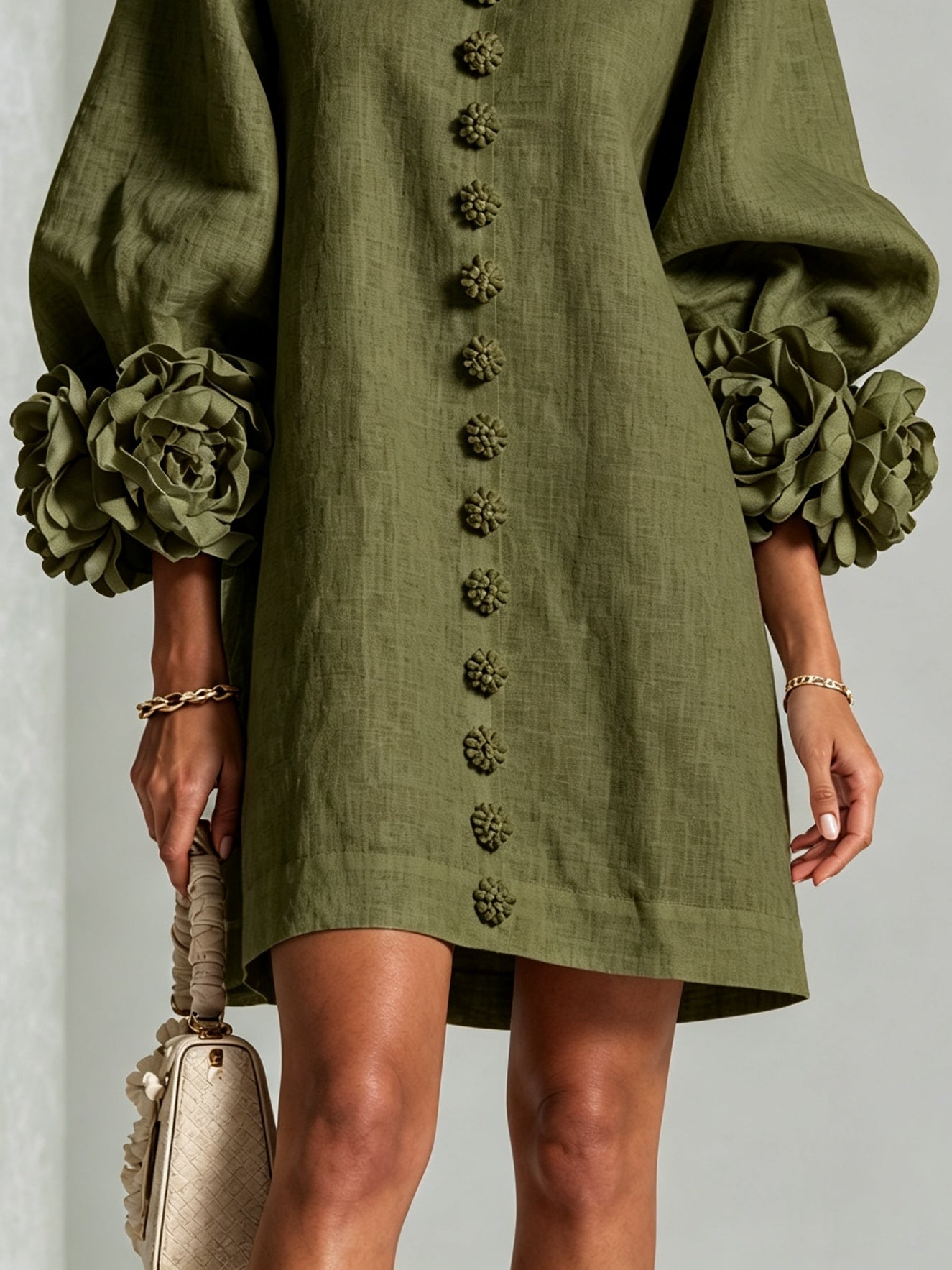 Vestido Mini Camisero Floral Verde Oliva con Puños Florales Extravagantes