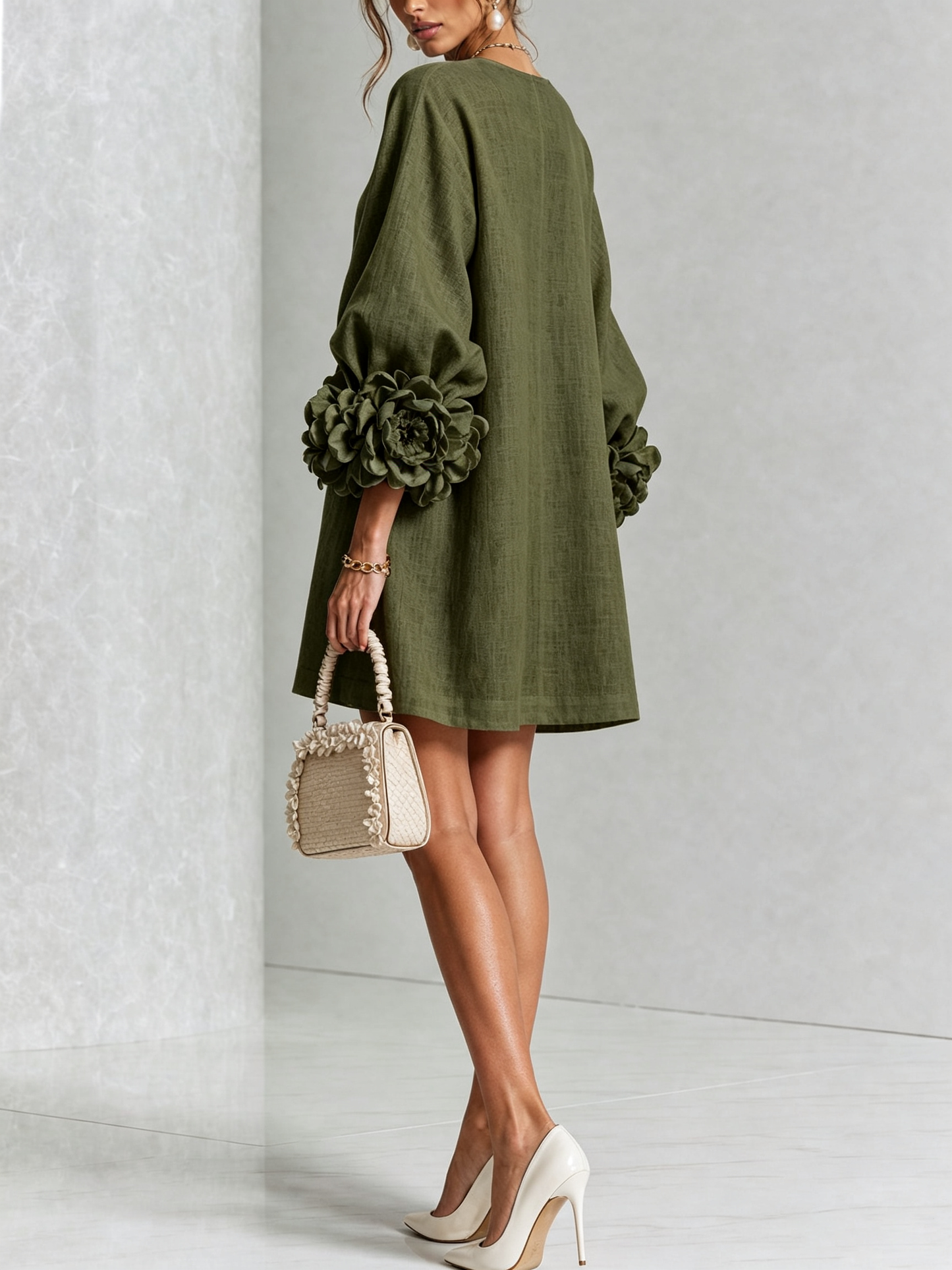 Vestido Mini Blanco con Botones de Flores y Mangas de Flores Extravagantes