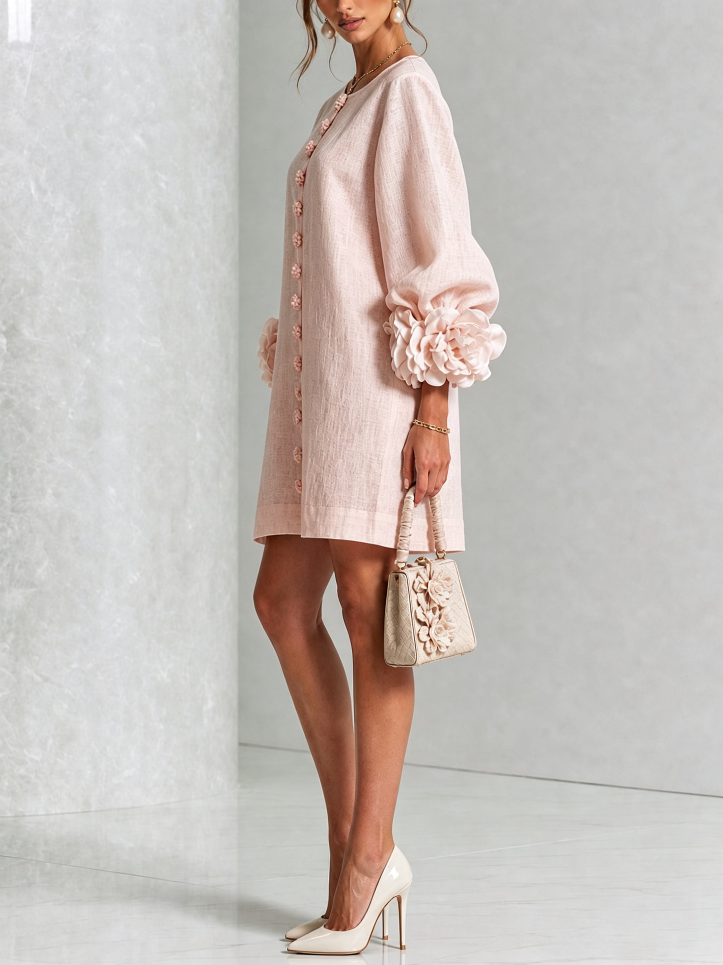 Vestido Mini Blanco con Botones de Flores y Mangas de Flores Extravagantes