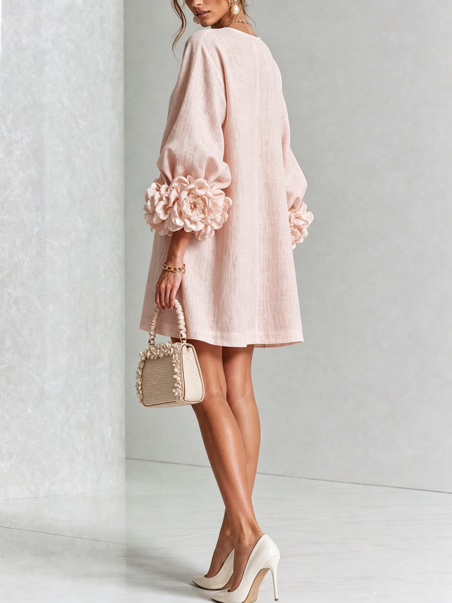 Vestido Mini Blanco con Botones de Flores y Mangas de Flores Extravagantes