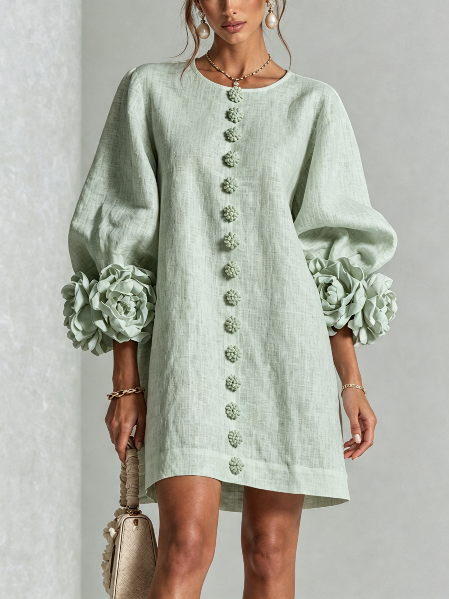 Vestido Mini Blanco con Botones de Flores y Mangas de Flores Extravagantes