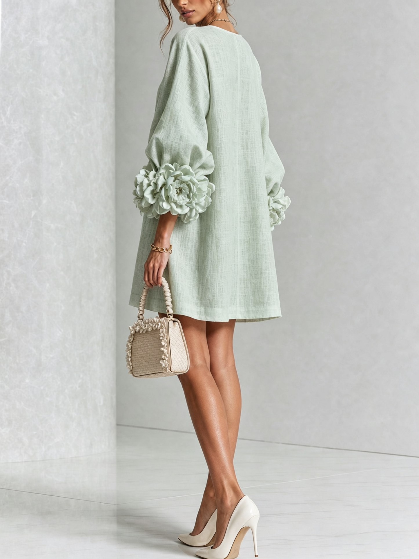 Vestido Mini Blanco con Botones de Flores y Mangas de Flores Extravagantes