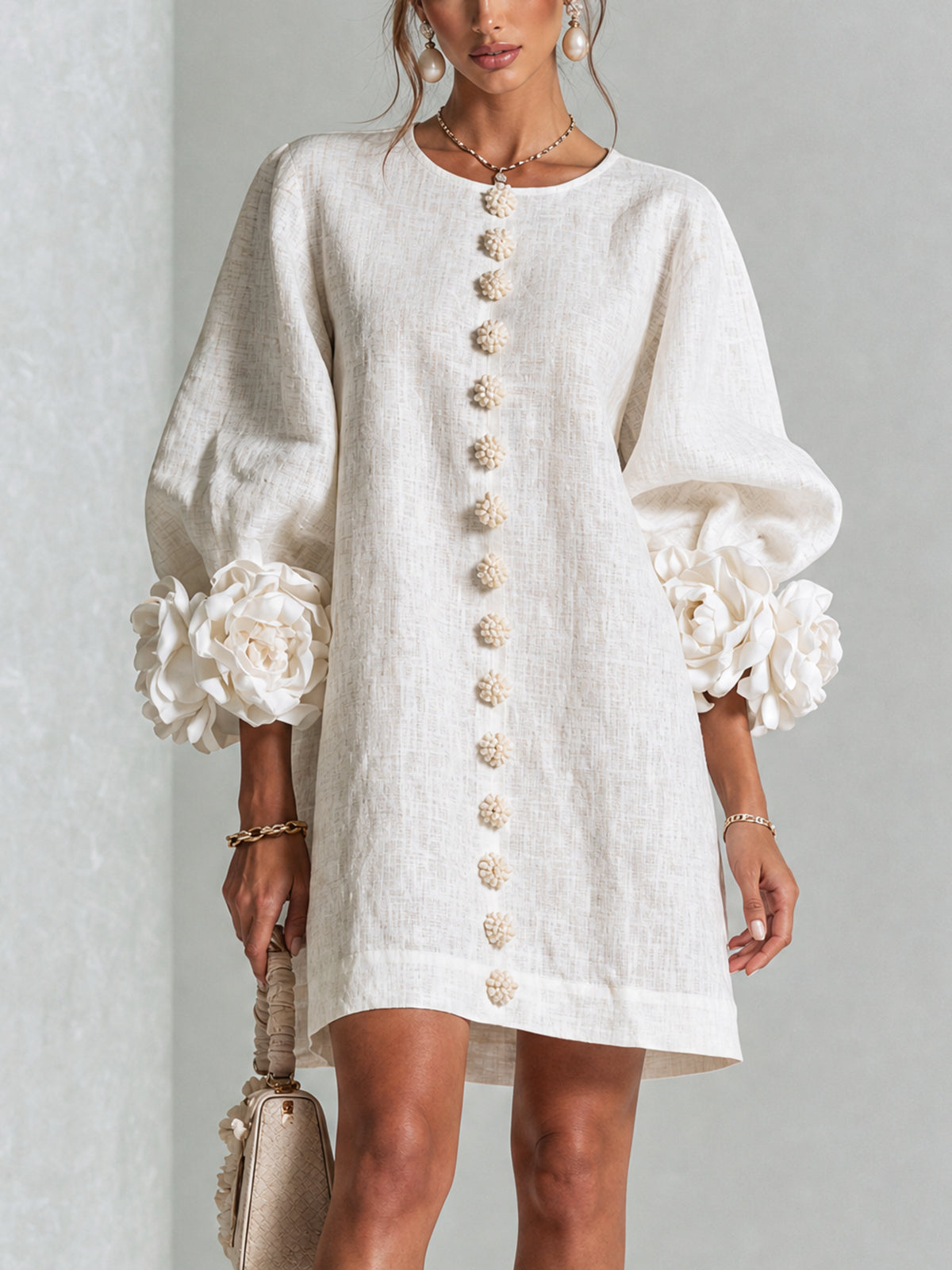Vestido Mini Blanco con Botones de Flores y Mangas de Flores Extravagantes