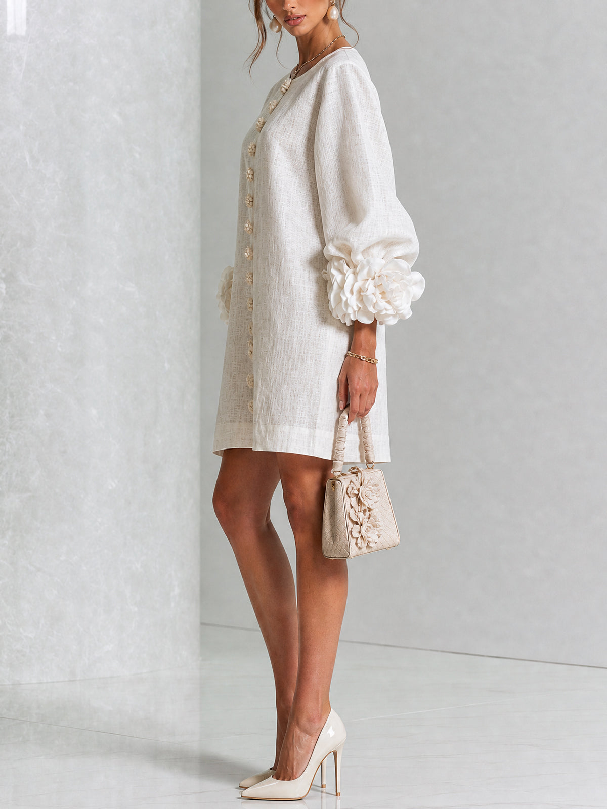 Vestido Mini Blanco con Botones de Flores y Mangas de Flores Extravagantes