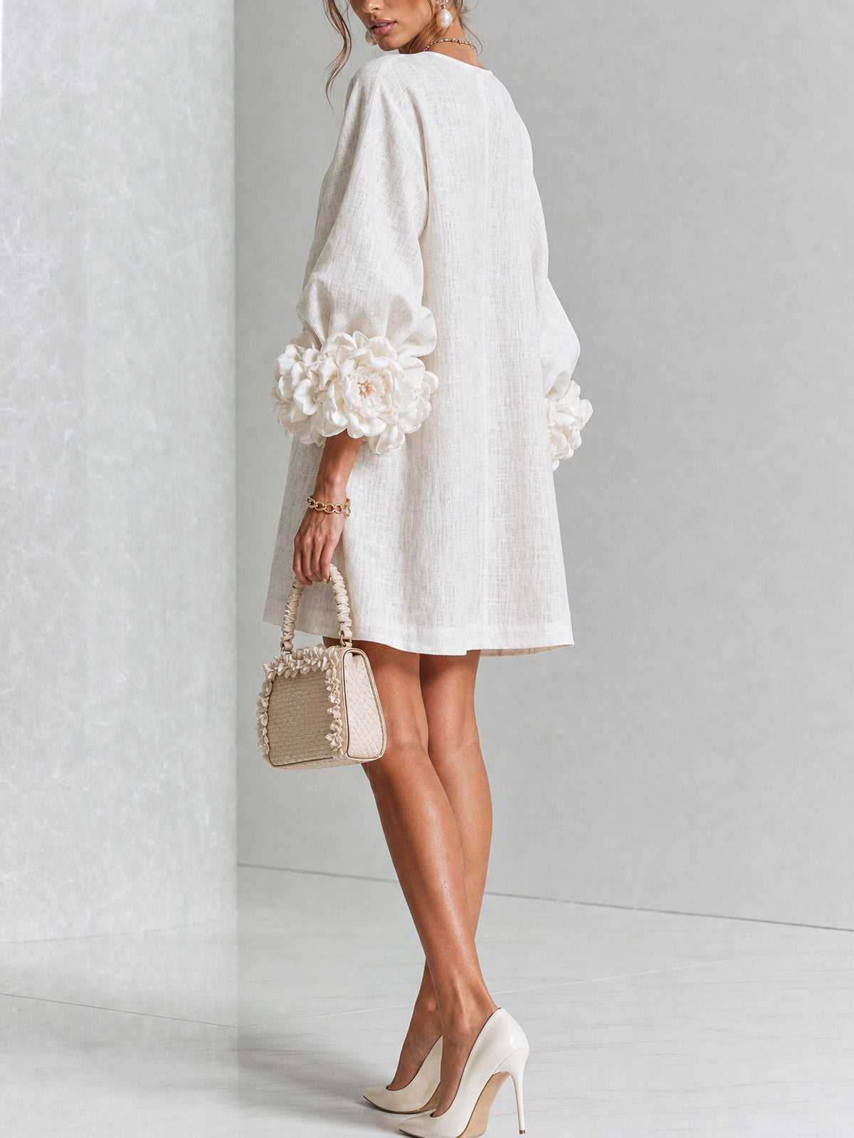Vestido Mini Blanco con Botones de Flores y Mangas de Flores Extravagantes