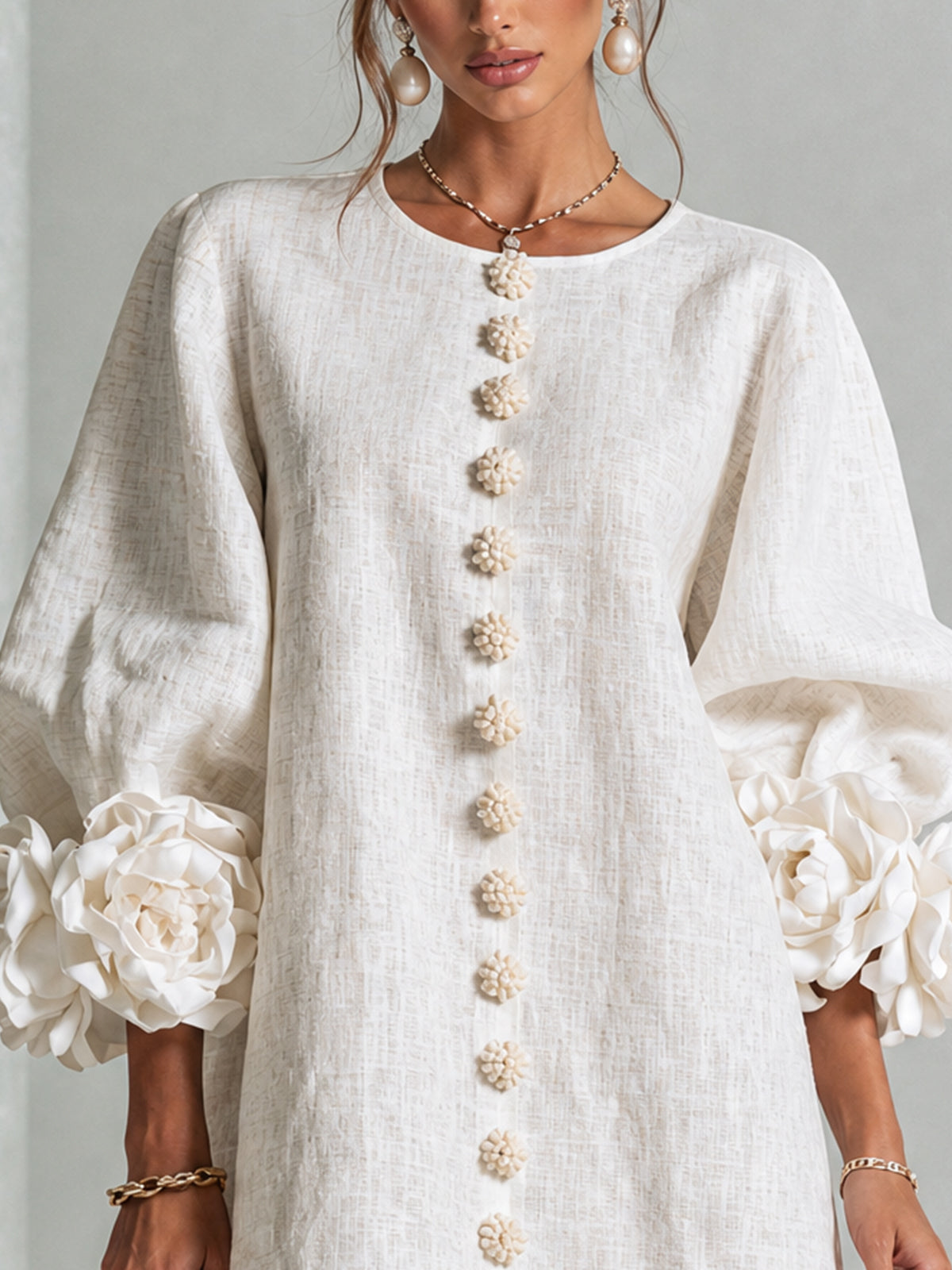 Vestido Mini Blanco con Botones de Flores y Mangas de Flores Extravagantes