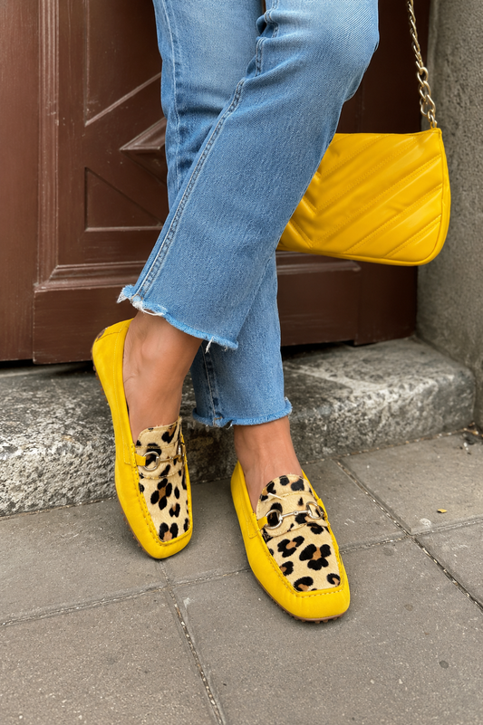candela-mocasines-amarillos-con-borlas-y-estampado-leopardo